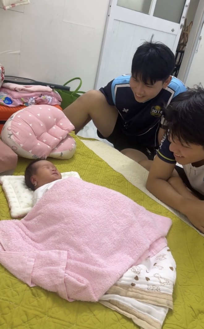 Mẹ bất ngờ sinh em gái sau 17 năm, hành động của 2 anh trai khiến nhiều người “tan chảy” - Ảnh 2.