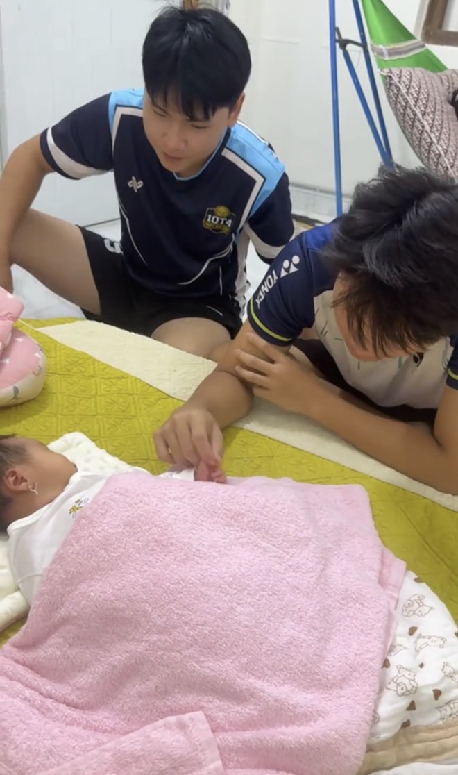 Mẹ bất ngờ sinh em gái sau 17 năm, hành động của 2 anh trai khiến nhiều người “tan chảy” - Ảnh 1.