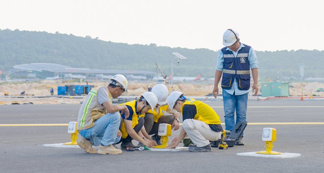 240 ng&agrave;y đ&ecirc;m tại đảo Ngọc: Nước cờ 'nu&ocirc;i thợ ngắm mưa' v&agrave; cuộc &lsquo;lột x&aacute;c&rsquo; s&acirc;n bay Ph&uacute; Quốc chưa từng c&oacute; - Ảnh 2.