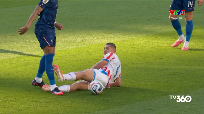 Mbappe tinh quái bẫy cầu thủ Paraguay, tái hiện scandal lịch sử của David Beckham - Ảnh 3.