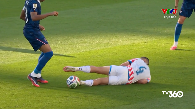 Mbappe tinh quái bẫy cầu thủ Paraguay, tái hiện scandal lịch sử của David Beckham - Ảnh 2.
