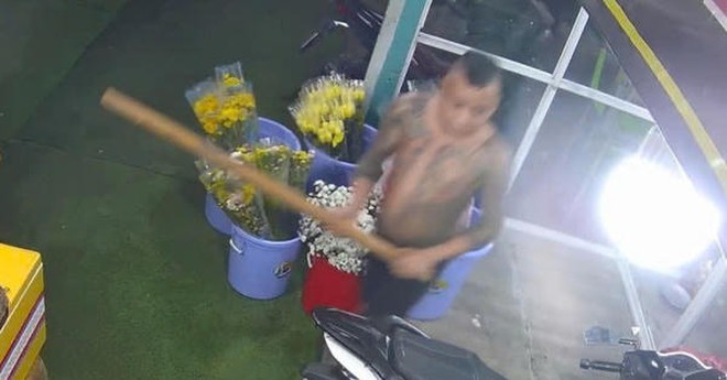 Hiện trường đập phá tài sản tại tiệm hoa. Ảnh Công an Đồng Tháp
