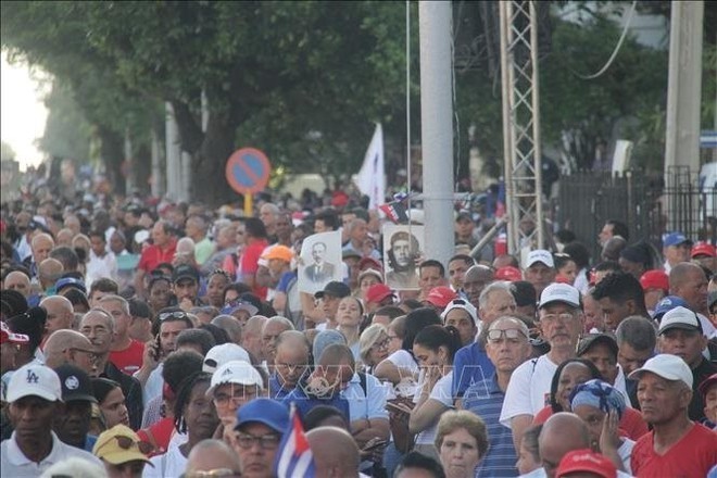 Người dân Cuba tham gia lễ mít tinh tại thủ đô La Habana ngày 16/4/2026. Ảnh: PV TTXVN tại Cuba