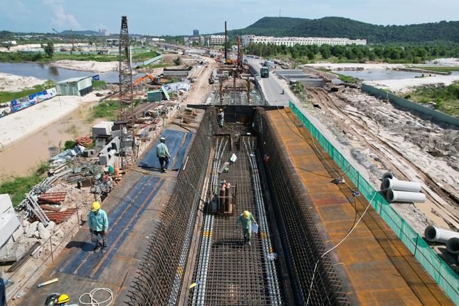 Tàu điện LRT 9.000 tỷ đồng chưa từng có ở Việt Nam vượt ải thiên tai để cán đích trước thời điểm trọng đại - Ảnh 3.
