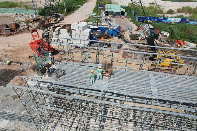 Tàu điện LRT 9.000 tỷ đồng chưa từng có ở Việt Nam vượt ải thiên tai để cán đích trước thời điểm trọng đại - Ảnh 4.