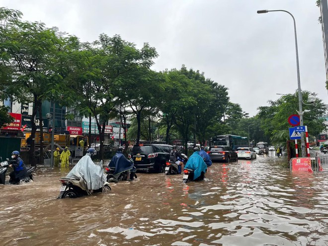 H&agrave; Nội mưa trắng trời, nhiều điểm ngập s&acirc;u, một số trường cho nghỉ, học online - Ảnh 3.