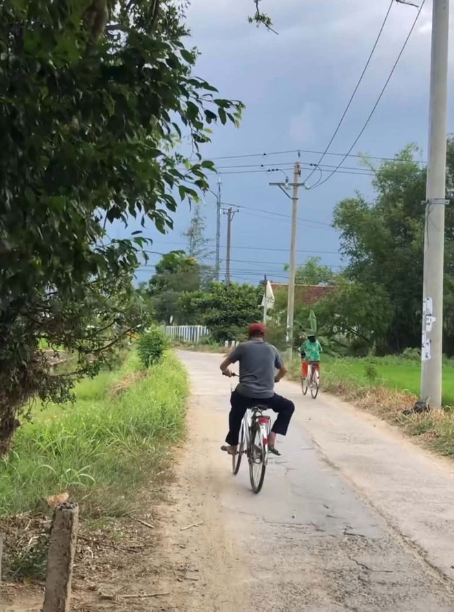 Mẹ 78 tuổi ngày ngày đạp xe đến tiệm hớt tóc của con trai 50 tuổi hút 1,9 triệu lượt xem, xúc động biết lý do - Ảnh 2.