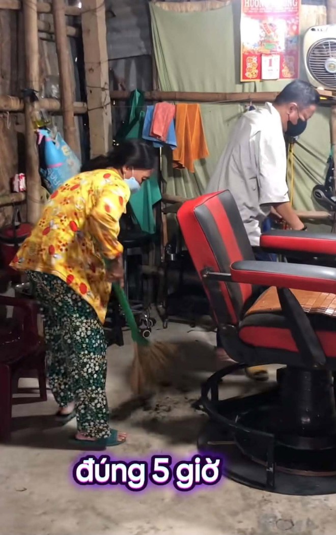 Mẹ 78 tuổi ngày ngày đạp xe đến tiệm hớt tóc của con trai 50 tuổi hút 1,9 triệu lượt xem, xúc động biết lý do - Ảnh 1.