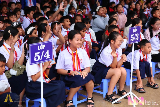 Ngày đặc biệt của hơn 1.000 học sinh Trường Phổ thông nội trú Tiểu học và Trung học cơ sở Tây Giang - Ảnh 1.