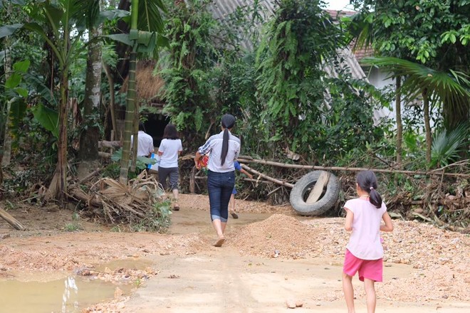 Hoa hậu Ngọc Hân bì bõm lội nước, ôm đồ cứu trợ ở miền Trung - Ảnh 3.