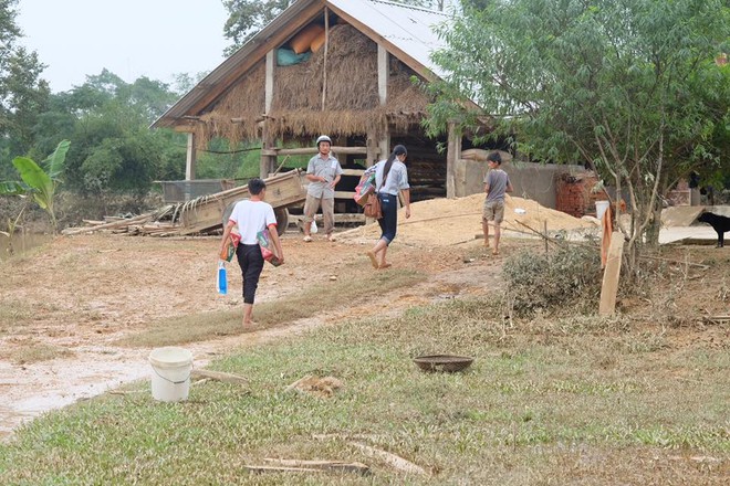 Hoa hậu Ngọc Hân bì bõm lội nước, ôm đồ cứu trợ ở miền Trung - Ảnh 7.