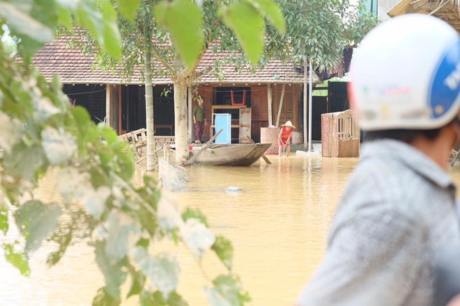 Hoa hậu Ngọc Hân bì bõm lội nước, ôm đồ cứu trợ ở miền Trung - Ảnh 8.