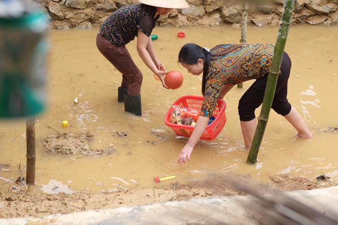 Hoa hậu Ngọc Hân bì bõm lội nước, ôm đồ cứu trợ ở miền Trung - Ảnh 9.