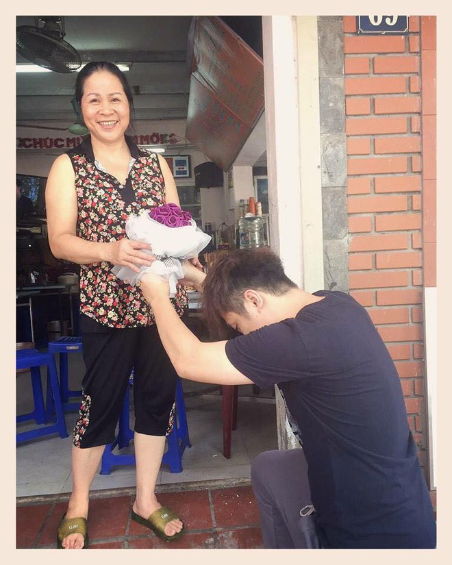 Yanbi quỳ trước cửa nhà tặng hoa cho mẹ - Ảnh 2.