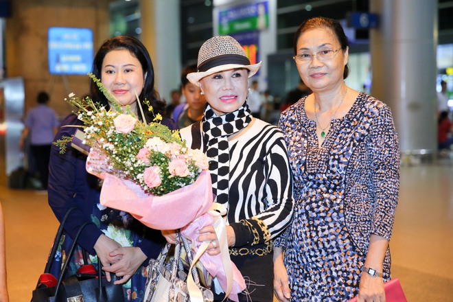 Danh ca Thanh Tuyền được nhiều người hâm mộ nhận ra khi xuất hiện ở sân bay - Ảnh 3.