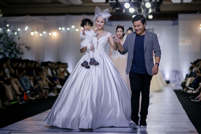 Á hậu Áo dài Diễm Châu lần đầu đưa con trai kháu khỉnh lên sàn catwalk - Ảnh 15.