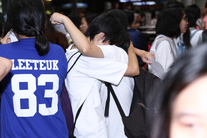 Yesung đến Việt Nam, nhiều fan xúc động ôm nhau khóc - Ảnh 11.
