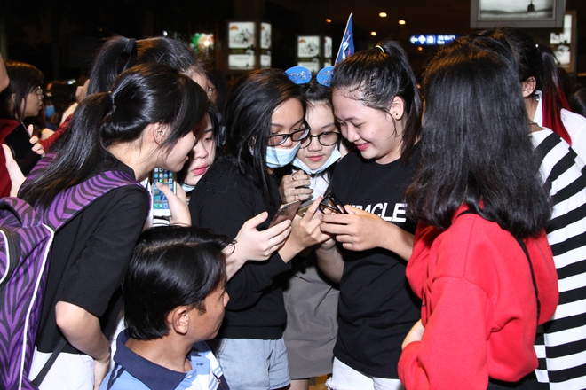 Yesung đến Việt Nam, nhiều fan xúc động ôm nhau khóc - Ảnh 12.