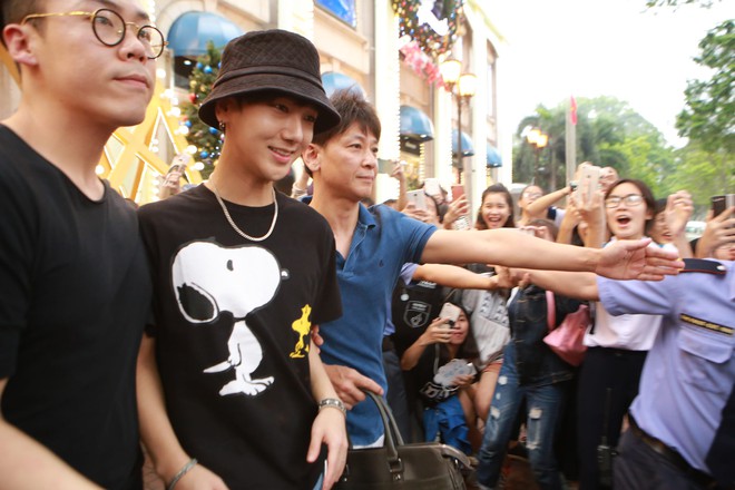 Fan Việt rượt đuổi Yesung của nhóm Super Junior - Ảnh 5.