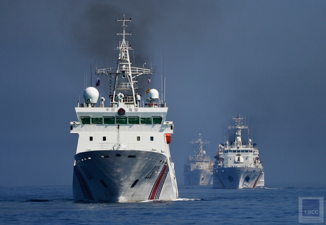 ẢNH: Cảnh sát biển Trung Quốc, Nga tập trận bao vây tàu vận tải - Ảnh 8.