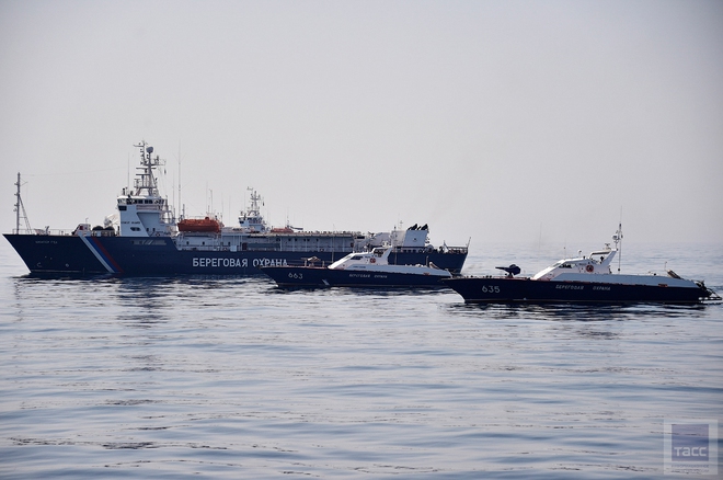ẢNH: Cảnh sát biển Trung Quốc, Nga tập trận bao vây tàu vận tải - Ảnh 14.