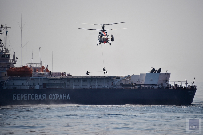 ẢNH: Cảnh sát biển Trung Quốc, Nga tập trận bao vây tàu vận tải - Ảnh 16.