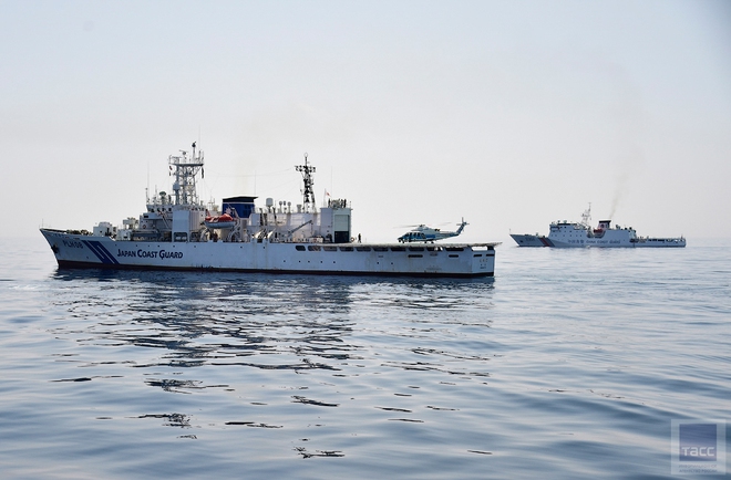 ẢNH: Cảnh sát biển Trung Quốc, Nga tập trận bao vây tàu vận tải - Ảnh 19.