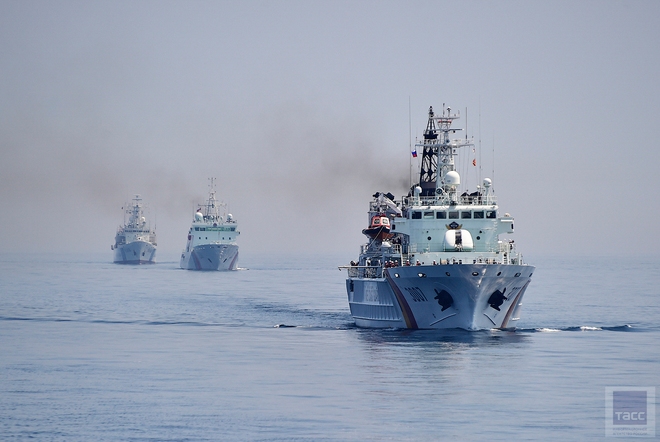 ẢNH: Cảnh sát biển Trung Quốc, Nga tập trận bao vây tàu vận tải - Ảnh 24.