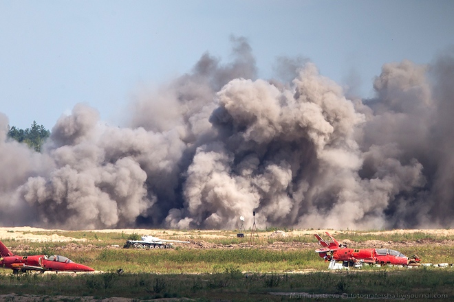 Máy bay ném bom Trung Quốc tranh tài gay cấn cùng chiến cơ Nga - Ảnh 13.