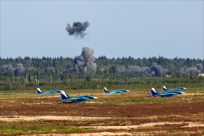 Máy bay ném bom Trung Quốc tranh tài gay cấn cùng chiến cơ Nga - Ảnh 9.