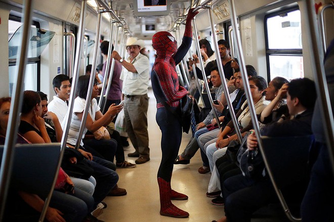 24h qua ảnh: Người đàn ông Mexico mặc đồ Spider-Man trên tàu điện - Ảnh 6.