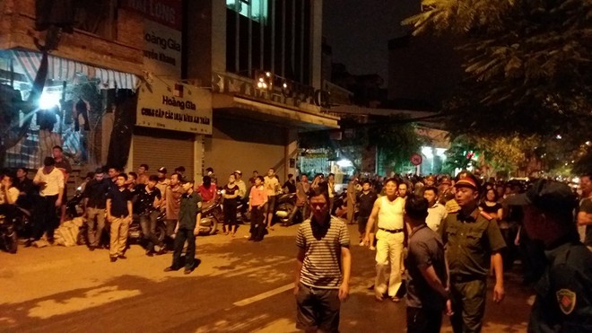 Hiện trường vụ cháy lớn tại quán karaoke trên đường Nguyễn Khang - Ảnh 15.