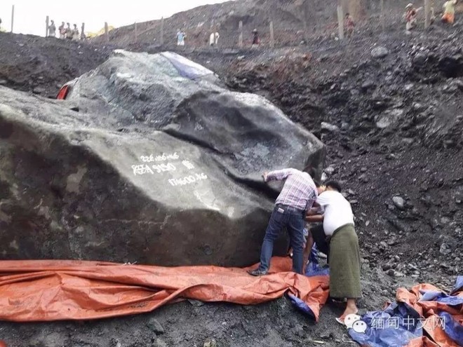Sướng rơn vì bất ngờ vớ được khối đá quý khủng nặng gần 200 tấn - Ảnh 1.