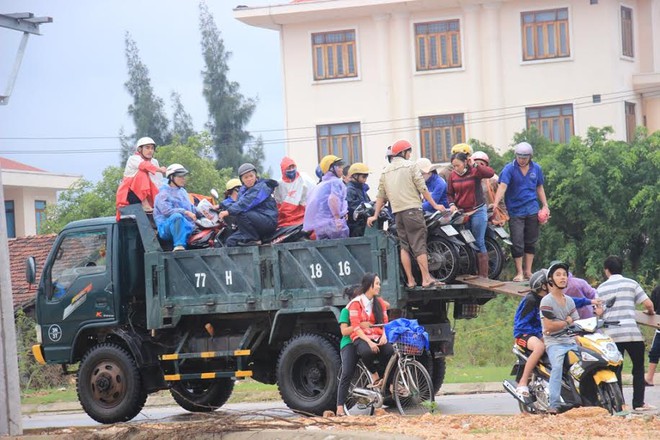 Mưa lũ lớn tấn công Bình Định, đã có 4 người chết - Ảnh 1.