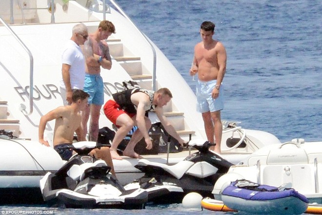 Chạy trốn khỏi nước Anh, Rooney buồn rười rượi tại Ibiza - Ảnh 10.