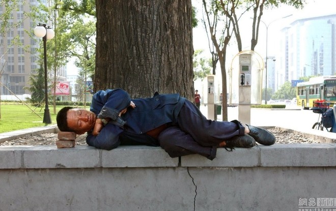 Muôn kiểu bạ đâu ngủ đấy của người Trung Quốc - Ảnh 7.