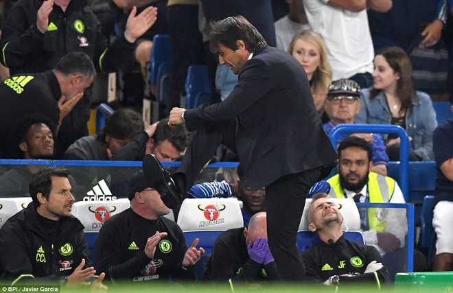 Conte phát cuồng, làm fan Chelsea choáng ngợp ở Stamford Bridge - Ảnh 11.
