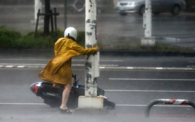 24h qua ảnh: Người đi đường ôm cột đèn để tránh bão ở Đài Loan - Ảnh 4.