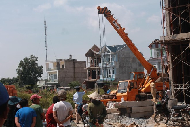 1 công nhân bị dây cuộn kéo lơ lửng trong công trình, tử vong thương tâm - Ảnh 1.