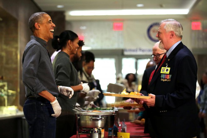 24h qua ảnh: Sắp rời Nhà Trắng, vợ chồng Obama đi làm “bồi bàn” - Ảnh 4.