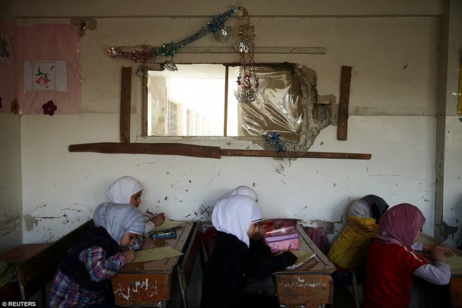 Cận cảnh lớp học dã chiến của trẻ em Syria trong thời kỳ bom đạn - Ảnh 7.