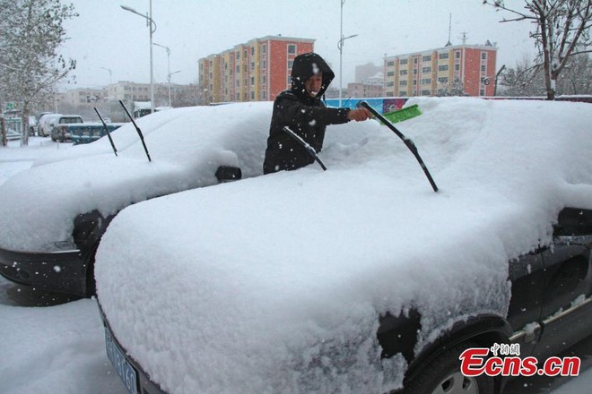 24h qua ảnh: Ô tô đóng băng do bão tuyết ở Trung Quốc - Ảnh 5.