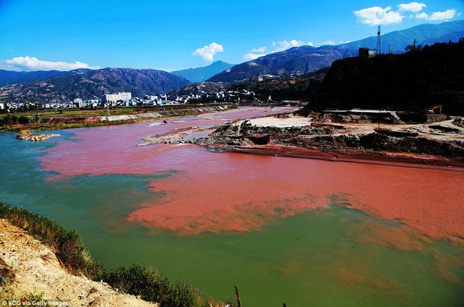 24h qua ảnh: Dòng sông chuyển màu đỏ bí ẩn như máu ở Trung Quốc - Ảnh 4.