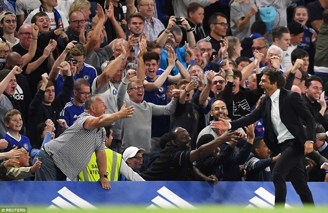 Conte phát cuồng, làm fan Chelsea choáng ngợp ở Stamford Bridge - Ảnh 13.