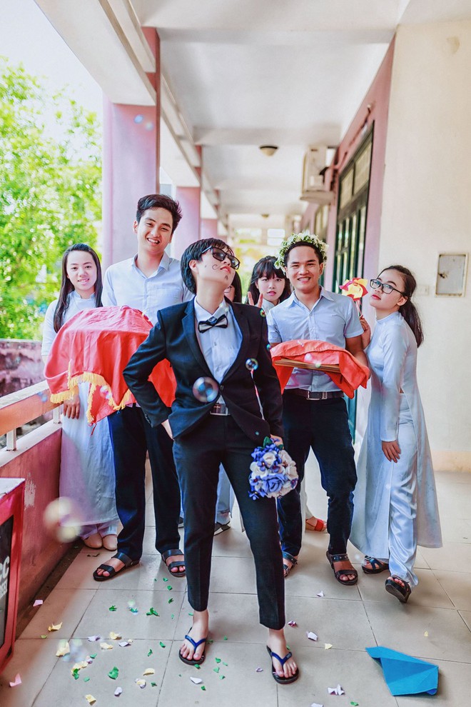 Học sinh lớp 12 Lê Quý Đôn kết hôn ngay tại lớp học - Ảnh 1.