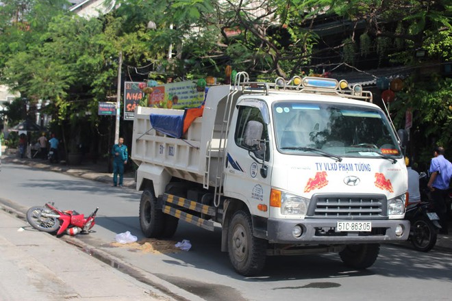 Lái xe ôm bị xe ben cán tử vong, người thân khóc thảm ở hiện trường - Ảnh 1.