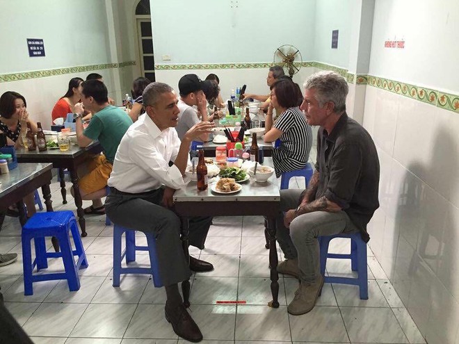 Bức ảnh TT Obama ăn bún chả, uống bia tại Hà Nội - Ảnh 1.