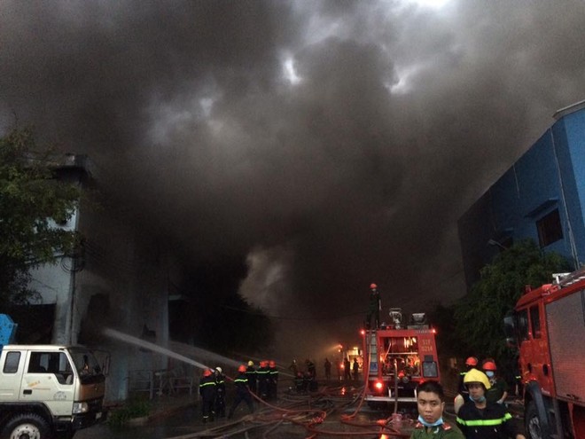 TP.HCM: Cháy kinh hoàng ở Công ty nệm Vạn Thành - Ảnh 2.