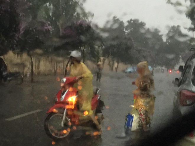 Hành động khiến người ta cứ phải nhìn của cô gái trong ngày mưa - Ảnh 5.