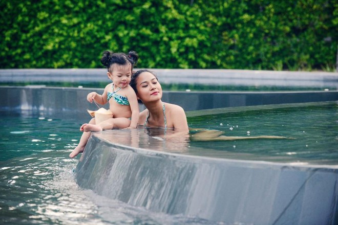 Hoa hậu biển Vân Anh nóng bỏng chụp bikini cùng con gái - Ảnh 1.